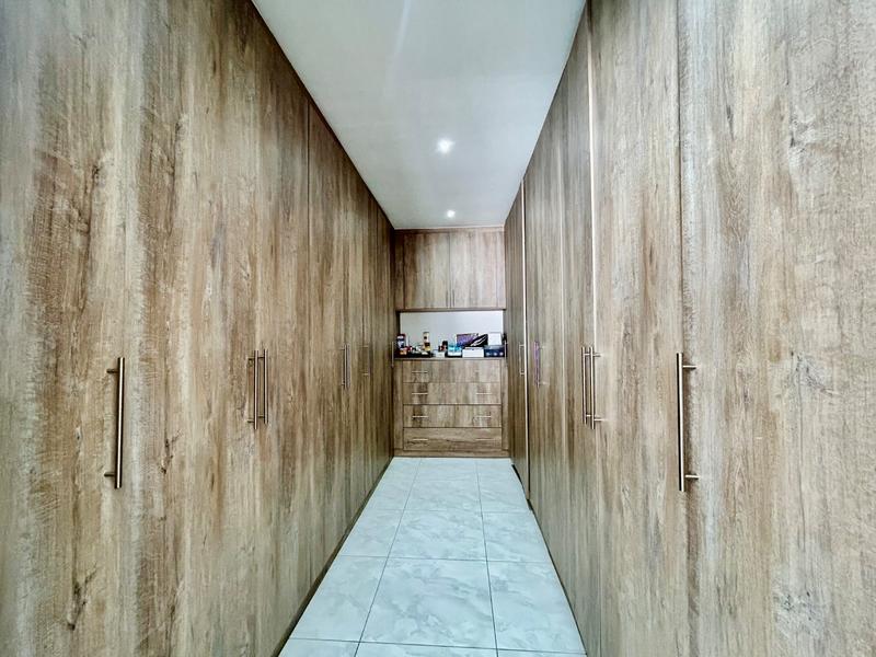 5 Bedroom Property for Sale in Xanadu North West